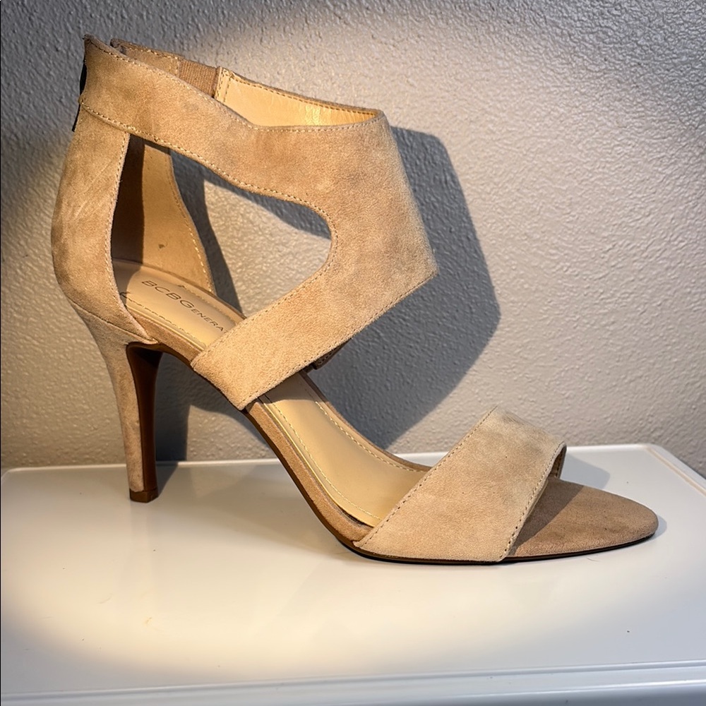 NWOT BCBGMaxAzria Tan Heels Sleek Suede Design